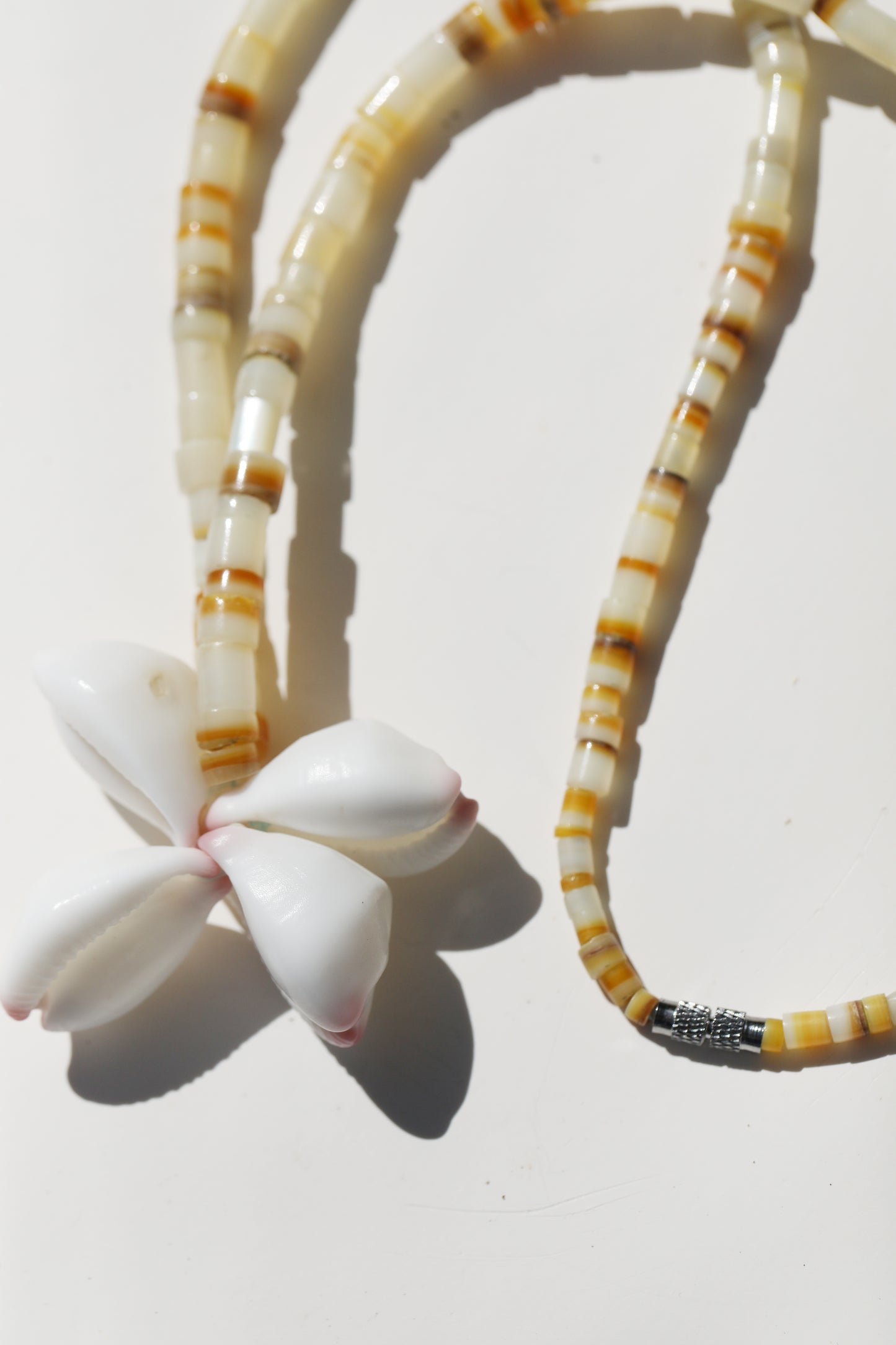 1990s Cowry Shell MOP Bead Shell Necklace
