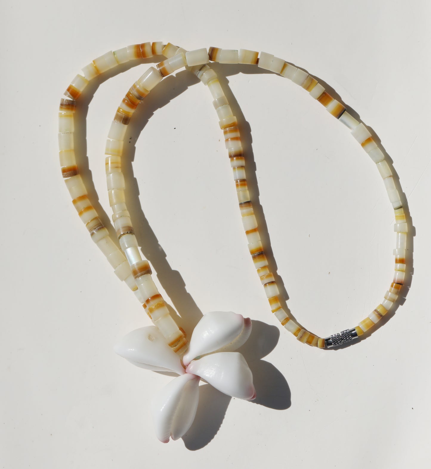 1990s Cowry Shell MOP Bead Shell Necklace